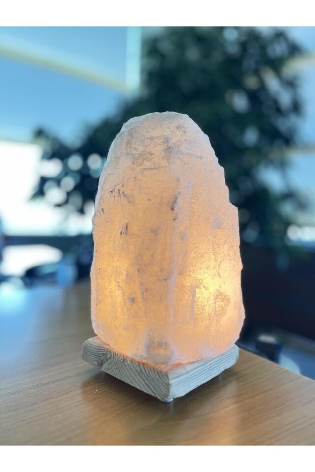 Beyaz doğal kaya tuz lambası, 4-5 kg, şık ve doğal dekoratif aydınlatma ürünü