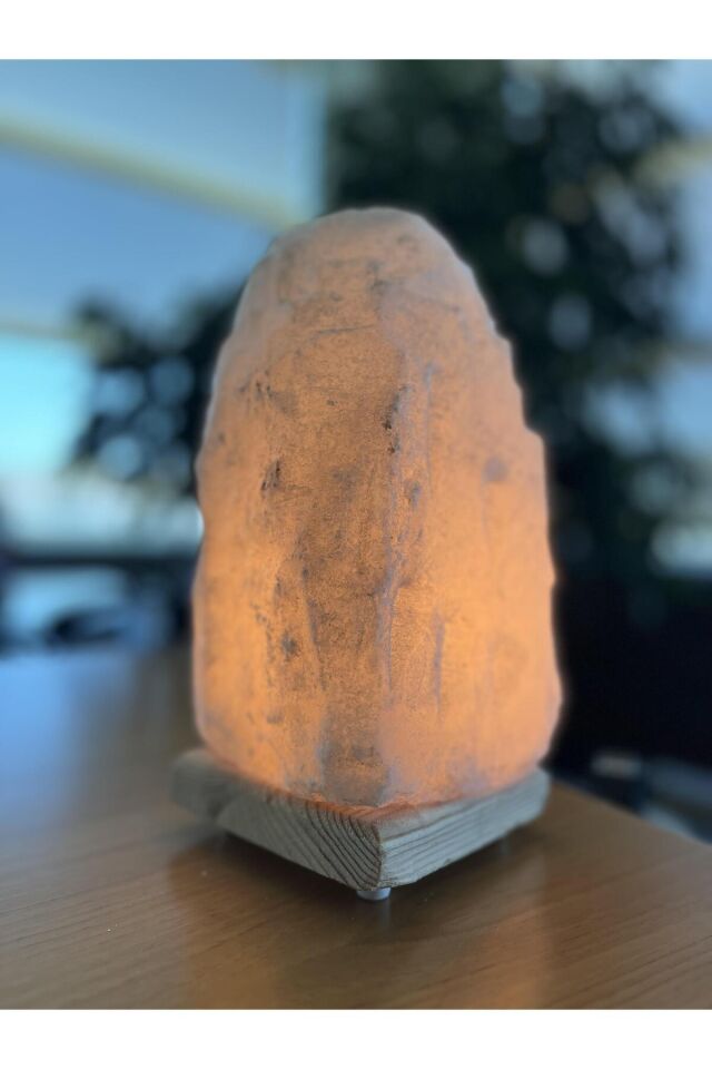 Beyaz doğal kaya tuz lambası, 4-5 kg, şık ve doğal dekoratif aydınlatma ürünü