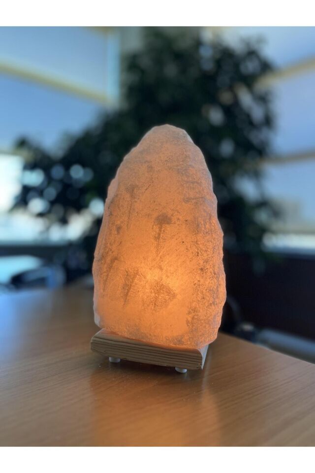 Beyaz doğal kaya tuz lambası, 4-5 kg, şık ve doğal dekoratif aydınlatma ürünü